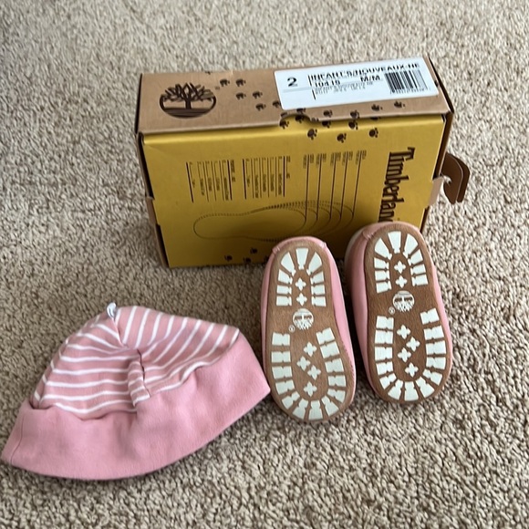 Timberland Infant SZ 2 M pink bootie and hat set. - Picture 6 of 9
